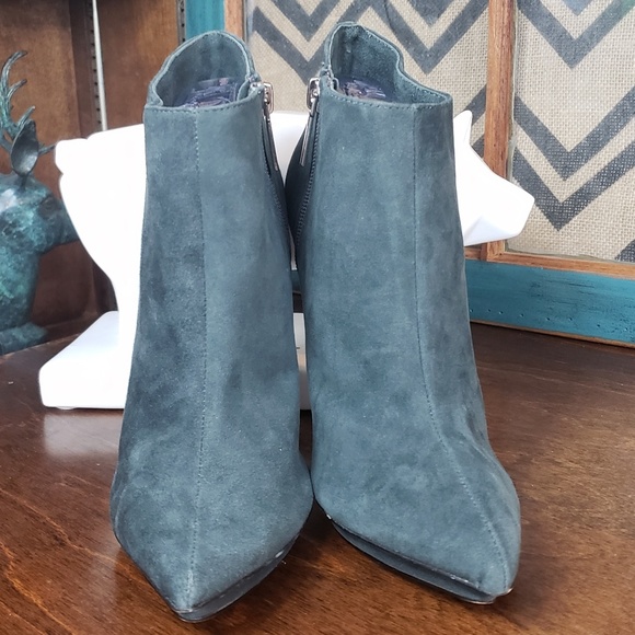 Victoria's Secret pointy leather heeled booties - Picture 2 of 8